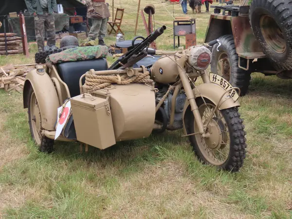 İkinci Dünya Savaşı motosikleti. Seksen yaşın üzerinde ve sadece bugün var olan kendini adamış bir grup hevesli sayesinde restorasyon devam ediyor..