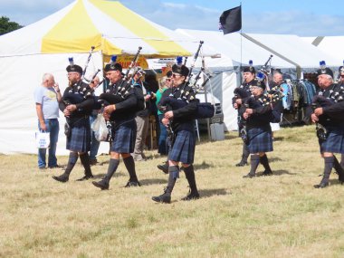 Waterlooville, İngiltere - 25 Mayıs 2025: The Hampshire Caledonian Pipe Band Solent Overlord Askeri Koleksiyoncular Kulübü 'nde hafta sonu sahne alacak.