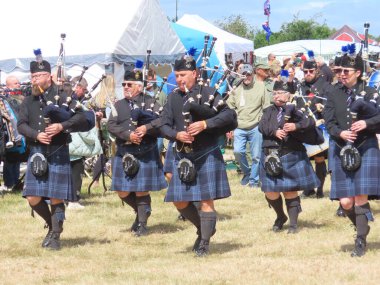 Waterlooville, İngiltere - 25 Mayıs 2025: The Hampshire Caledonian Pipe Band Solent Overlord Askeri Koleksiyoncular Kulübü 'nde hafta sonu sahne alacak.