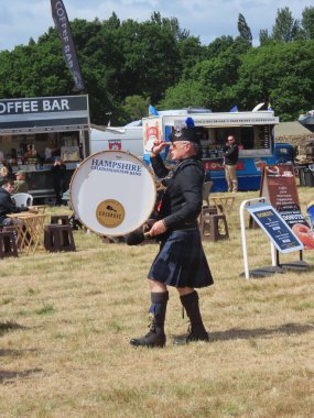 Waterlooville, İngiltere - 25 Mayıs 2025: The Hampshire Caledonian Pipe Band Solent Overlord Askeri Koleksiyoncular Kulübü 'nde hafta sonu sahne alacak.