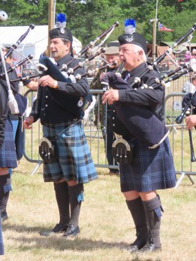 Waterlooville, İngiltere - 25 Mayıs 2025: The Hampshire Caledonian Pipe Band Solent Overlord Askeri Koleksiyoncular Kulübü 'nde hafta sonu sahne alacak.
