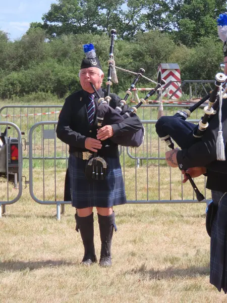 Waterlooville, İngiltere - 25 Mayıs 2025: The Hampshire Caledonian Pipe Band Solent Overlord Askeri Koleksiyoncular Kulübü 'nde hafta sonu sahne alacak.