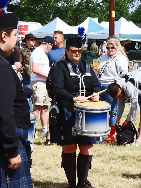 Waterlooville, İngiltere - 25 Mayıs 2025: The Hampshire Caledonian Pipe Band Solent Overlord Askeri Koleksiyoncular Kulübü 'nde hafta sonu sahne alacak.