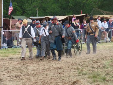 Waterlooville, İngiltere - 25 Mayıs 2025: Dördüncü Amerikan Piyade Amerikan İç Savaşı canlandırma grubu zamanın çatışmasını sahneledi. Amaç savaşı yüceltmek değil, dünya tarihinin bu zamanlarında insanları eğitmek.. 