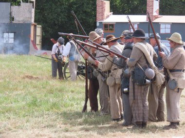 Waterlooville, İngiltere - 25 Mayıs 2025: Dördüncü Amerikan Piyade Amerikan İç Savaşı canlandırma grubu zamanın çatışmasını sahneledi. Amaç savaşı yüceltmek değil, dünya tarihinin bu zamanlarında insanları eğitmek.. 