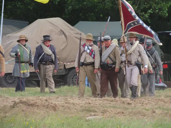 Waterlooville, İngiltere - 25 Mayıs 2025: Dördüncü Amerikan Piyade Amerikan İç Savaşı canlandırma grubu zamanın çatışmasını sahneledi. Amaç savaşı yüceltmek değil, dünya tarihinin bu zamanlarında insanları eğitmek.. 