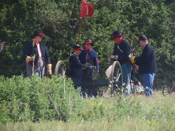 Waterlooville, İngiltere - 25 Mayıs 2025: Dördüncü Amerikan Piyade Amerikan İç Savaşı canlandırma grubu zamanın çatışmasını sahneledi. Amaç savaşı yüceltmek değil, dünya tarihinin bu zamanlarında insanları eğitmek.. 