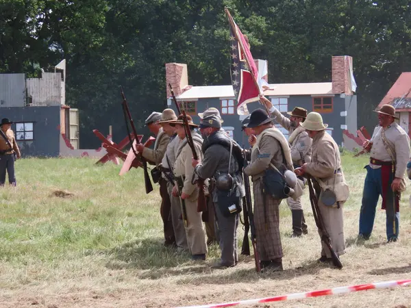 Waterlooville, İngiltere - 25 Mayıs 2025: Dördüncü Amerikan Piyade Amerikan İç Savaşı canlandırma grubu zamanın çatışmasını sahneledi. Amaç savaşı yüceltmek değil, dünya tarihinin bu zamanlarında insanları eğitmek.. 