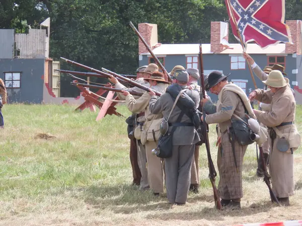 Waterlooville, İngiltere - 25 Mayıs 2025: Dördüncü Amerikan Piyade Amerikan İç Savaşı canlandırma grubu zamanın çatışmasını sahneledi. Amaç savaşı yüceltmek değil, dünya tarihinin bu zamanlarında insanları eğitmek.. 
