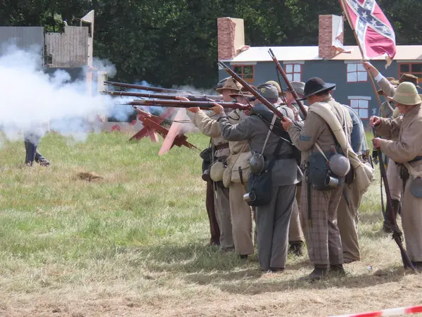 Waterlooville, İngiltere - 25 Mayıs 2025: Dördüncü Amerikan Piyade Amerikan İç Savaşı canlandırma grubu zamanın çatışmasını sahneledi. Amaç savaşı yüceltmek değil, dünya tarihinin bu zamanlarında insanları eğitmek.. 