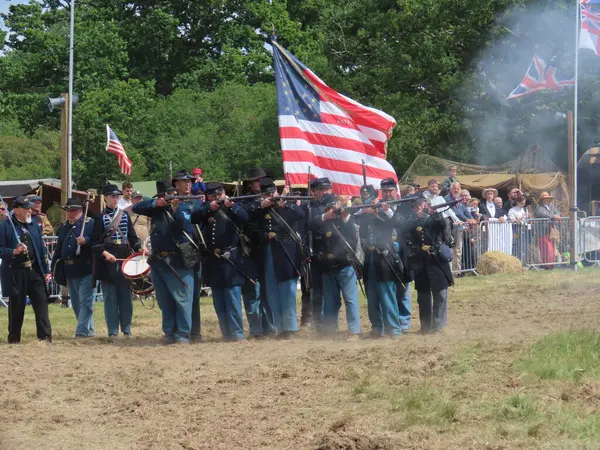 Waterlooville, İngiltere - 25 Mayıs 2025: Dördüncü Amerikan Piyade Amerikan İç Savaşı canlandırma grubu zamanın çatışmasını sahneledi. Amaç savaşı yüceltmek değil, dünya tarihinin bu zamanlarında insanları eğitmek.. 