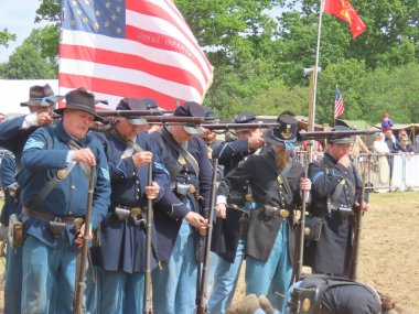 Waterlooville, İngiltere - 25 Mayıs 2025: Dördüncü Amerikan Piyade Amerikan İç Savaşı canlandırma grubu zamanın çatışmasını sahneledi. Amaç savaşı yüceltmek değil, dünya tarihinin bu zamanlarında insanları eğitmek.. 