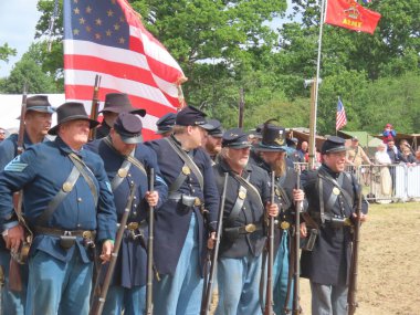 Waterlooville, İngiltere - 25 Mayıs 2025: Dördüncü Amerikan Piyade Amerikan İç Savaşı canlandırma grubu zamanın çatışmasını sahneledi. Amaç savaşı yüceltmek değil, dünya tarihinin bu zamanlarında insanları eğitmek.. 