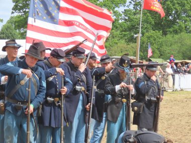 Waterlooville, İngiltere - 25 Mayıs 2025: Dördüncü Amerikan Piyade Amerikan İç Savaşı canlandırma grubu zamanın çatışmasını sahneledi. Amaç savaşı yüceltmek değil, dünya tarihinin bu zamanlarında insanları eğitmek.. 