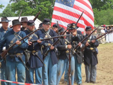 Waterlooville, İngiltere - 25 Mayıs 2025: Dördüncü Amerikan Piyade Amerikan İç Savaşı canlandırma grubu zamanın çatışmasını sahneledi. Amaç savaşı yüceltmek değil, dünya tarihinin bu zamanlarında insanları eğitmek.. 