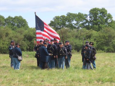 Waterlooville, İngiltere - 25 Mayıs 2025: Dördüncü Amerikan Piyade Amerikan İç Savaşı canlandırma grubu zamanın çatışmasını sahneledi. Amaç savaşı yüceltmek değil, dünya tarihinin bu zamanlarında insanları eğitmek.. 