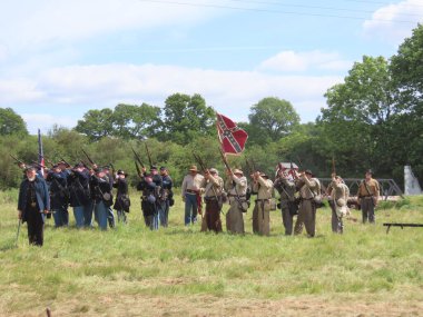 Waterlooville, İngiltere - 25 Mayıs 2025: Dördüncü Amerikan Piyade Amerikan İç Savaşı canlandırma grubu zamanın çatışmasını sahneledi. Amaç savaşı yüceltmek değil, dünya tarihinin bu zamanlarında insanları eğitmek.. 