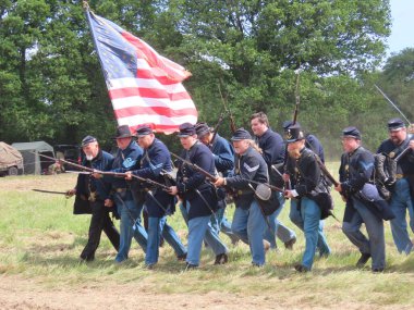 Waterlooville, İngiltere - 25 Mayıs 2025: Dördüncü Amerikan Piyade Amerikan İç Savaşı canlandırma grubu zamanın çatışmasını sahneledi. Amaç savaşı yüceltmek değil, dünya tarihinin bu zamanlarında insanları eğitmek.. 