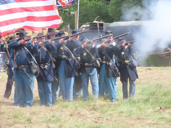 Waterlooville, İngiltere - 25 Mayıs 2025: Dördüncü Amerikan Piyade Amerikan İç Savaşı canlandırma grubu zamanın çatışmasını sahneledi. Amaç savaşı yüceltmek değil, dünya tarihinin bu zamanlarında insanları eğitmek.. 