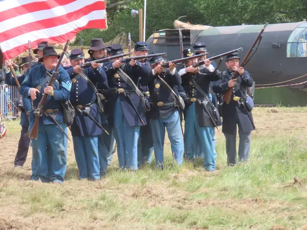 Waterlooville, İngiltere - 25 Mayıs 2025: Dördüncü Amerikan Piyade Amerikan İç Savaşı canlandırma grubu zamanın çatışmasını sahneledi. Amaç savaşı yüceltmek değil, dünya tarihinin bu zamanlarında insanları eğitmek.. 