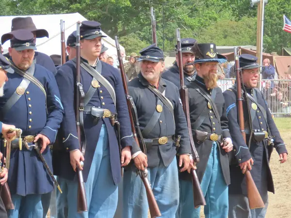 Waterlooville, İngiltere - 25 Mayıs 2025: Dördüncü Amerikan Piyade Amerikan İç Savaşı canlandırma grubu zamanın çatışmasını sahneledi. Amaç savaşı yüceltmek değil, dünya tarihinin bu zamanlarında insanları eğitmek.. 