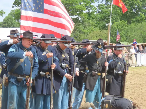 Waterlooville, İngiltere - 25 Mayıs 2025: Dördüncü Amerikan Piyade Amerikan İç Savaşı canlandırma grubu zamanın çatışmasını sahneledi. Amaç savaşı yüceltmek değil, dünya tarihinin bu zamanlarında insanları eğitmek.. 