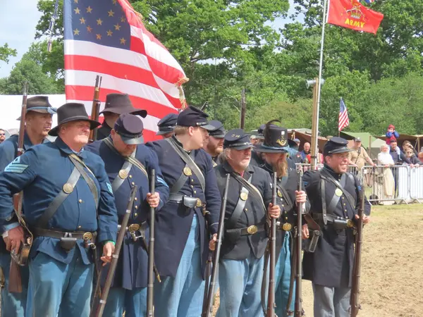 Waterlooville, İngiltere - 25 Mayıs 2025: Dördüncü Amerikan Piyade Amerikan İç Savaşı canlandırma grubu zamanın çatışmasını sahneledi. Amaç savaşı yüceltmek değil, dünya tarihinin bu zamanlarında insanları eğitmek.. 