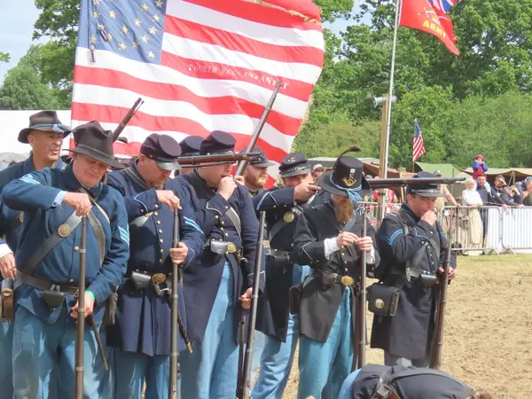 Waterlooville, İngiltere - 25 Mayıs 2025: Dördüncü Amerikan Piyade Amerikan İç Savaşı canlandırma grubu zamanın çatışmasını sahneledi. Amaç savaşı yüceltmek değil, dünya tarihinin bu zamanlarında insanları eğitmek.. 