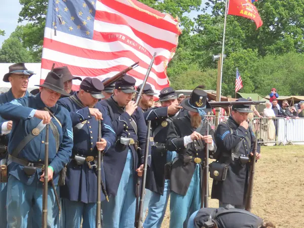 Waterlooville, İngiltere - 25 Mayıs 2025: Dördüncü Amerikan Piyade Amerikan İç Savaşı canlandırma grubu zamanın çatışmasını sahneledi. Amaç savaşı yüceltmek değil, dünya tarihinin bu zamanlarında insanları eğitmek.. 