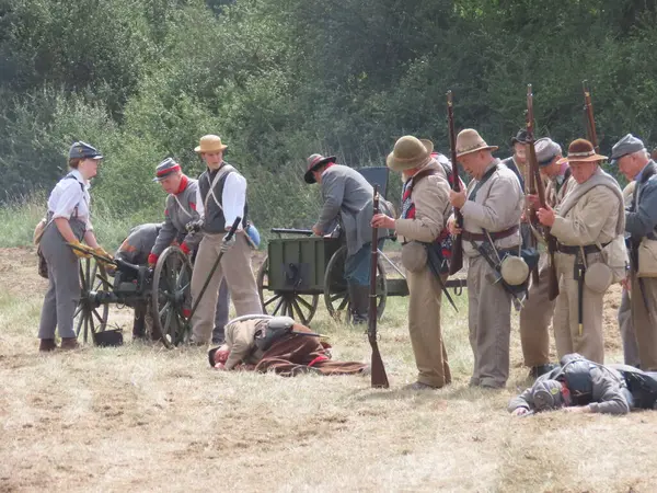Waterlooville, İngiltere - 25 Mayıs 2025: Dördüncü Amerikan Piyade Amerikan İç Savaşı canlandırma grubu zamanın çatışmasını sahneledi. Amaç savaşı yüceltmek değil, dünya tarihinin bu zamanlarında insanları eğitmek.. 