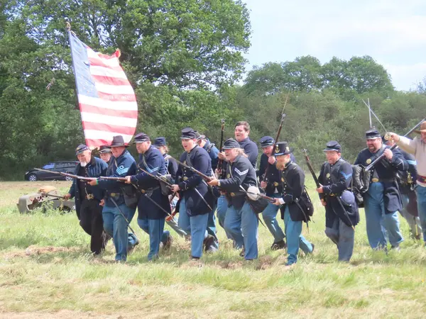 Waterlooville, İngiltere - 25 Mayıs 2025: Dördüncü Amerikan Piyade Amerikan İç Savaşı canlandırma grubu zamanın çatışmasını sahneledi. Amaç savaşı yüceltmek değil, dünya tarihinin bu zamanlarında insanları eğitmek.. 