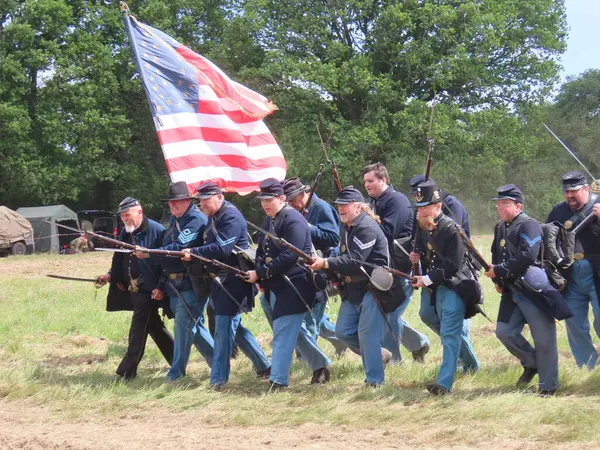 Waterlooville, İngiltere - 25 Mayıs 2025: Dördüncü Amerikan Piyade Amerikan İç Savaşı canlandırma grubu zamanın çatışmasını sahneledi. Amaç savaşı yüceltmek değil, dünya tarihinin bu zamanlarında insanları eğitmek.. 