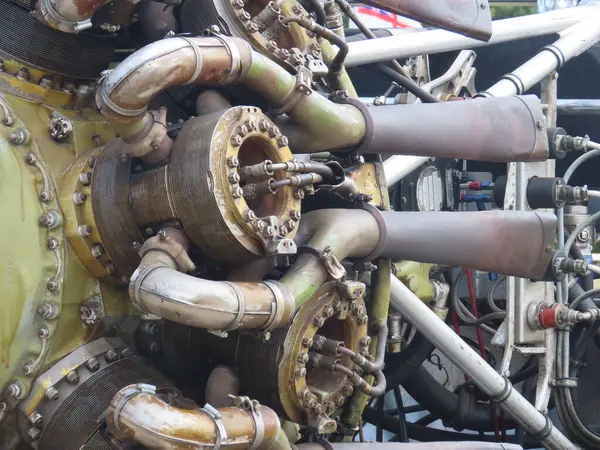 Herkül ilk olarak 1939 yılında Bristol Motor Şirketi tarafından üretilmiştir. 14 silindir, iki sıra, süper şarjlı, hava soğutmalı, radyal motor 38.7 litre yer değiştirmeli..