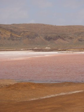 Sal Adası, Cape Verde 'nin doğu kıyısında Pedra de Lume' un tuz madenleri bulunur. Eski bir volkanik deniz suyunun krateri gibi bir uyduda tuza dönüşür. Tuz tencerelerinin suyunda yüzebileceğin turistik bir yer buldu.. 