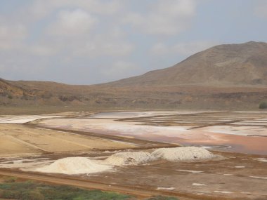 Sal Adası, Cape Verde 'nin doğu kıyısında Pedra de Lume' un tuz madenleri bulunur. Eski bir volkanik deniz suyunun krateri gibi bir uyduda tuza dönüşür. Tuz tencerelerinin suyunda yüzebileceğin turistik bir yer buldu.. 