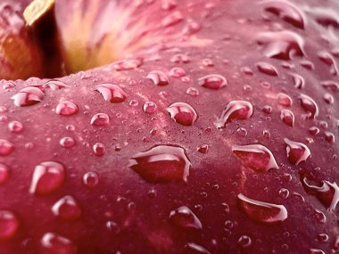 Su damlalarıyla kırmızı elmayı kapat