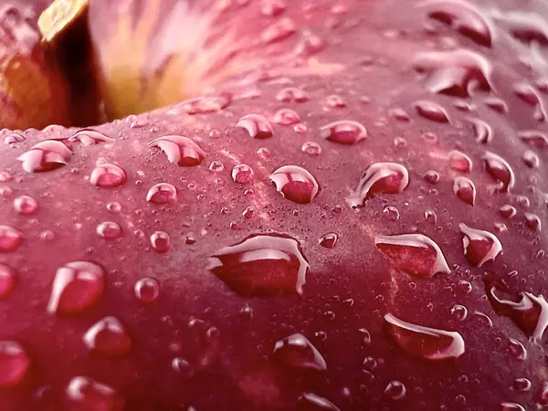 Su damlalarıyla kırmızı elmayı kapat