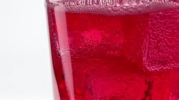 Крупним Планом Наливаючи Безалкогольні Напої Червона Сода Льодом Скло Ізольовані — стокове відео