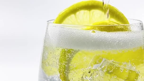 关闭倒柠檬苏打水泡沫隔离 软饮料与冰进入玻璃白色背景剪切路径 — 图库视频影像