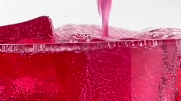 Κοντινό Πλάνο Ρίχνει Αναψυκτικά Κόκκινη Σόδα Πάγο Γυαλί Απομονωμένο Λευκό — Αρχείο Βίντεο
