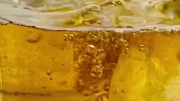 Κοντινό Πλάνο Ρίχνει Αναψυκτικά Τσάι Λεμόνι Λεμονάδα Πάγο Γυαλί Απομονωμένο — Αρχείο Βίντεο
