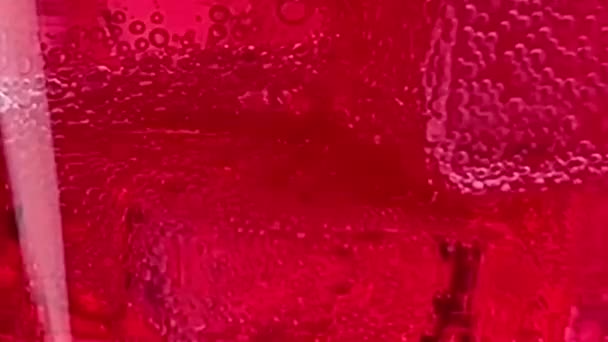 关闭倒软饮料 红色苏打水与冰隔离在白色背景截断路径玻璃 — 图库视频影像