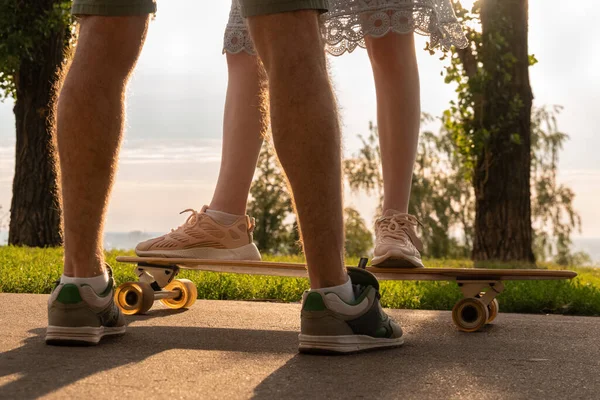 Mladý Pár Stojící Longboardu Blízko Sebe Proti Letní Obloze — Stock fotografie