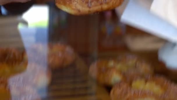 Φρεσκοψημένα Ψωμάκια Ζάχαρη Στο Ταψί Μαζεύοντας Λαβίδες Μαγειρικής — Αρχείο Βίντεο