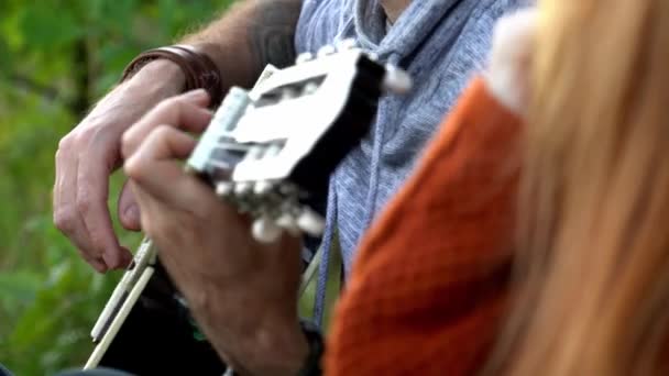 Gros Plan Mains Masculines Serrant Les Cordes Guitare Extérieur Avec — Video