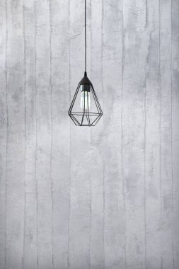 Taş duvar boş iç dekorasyon modern lamba ve ahşap zemin konsepti, ev, ofis, otel için dekoratif ve arka plan