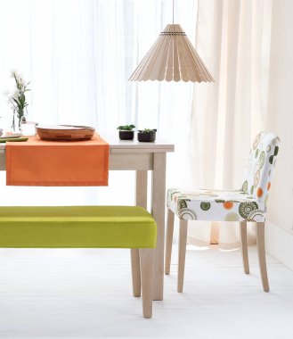 Taş duvar ve yemek masası ve dizayn sandalyeleri, ev, ofis ve otel iç tasarımı