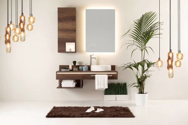 Temiz banyo stili, dekoratif tasarım, ahşap dolaplar.