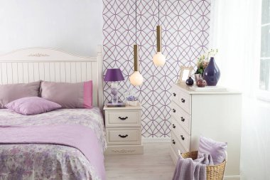 modern mor yatak odası iç tasarım konsepti ve modern lamba