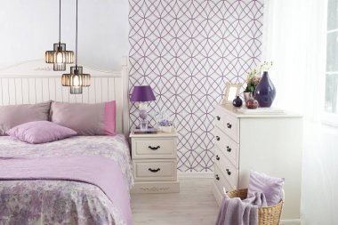 modern mor yatak odası iç tasarım konsepti ve modern lamba